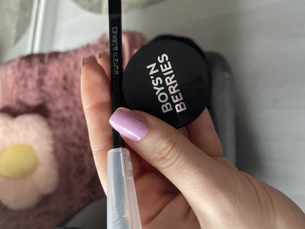 Poza reala Ceara pentru Sprancene Boys`n Berries Shape & Fix Clear Brow Styler