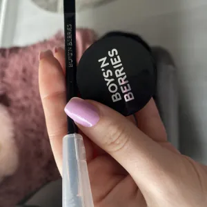 Poza reala Ceara pentru Sprancene Boys`n Berries Shape & Fix Clear Brow Styler