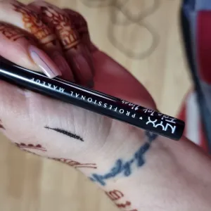Poza reala Contur Ochi Nyx Professional Makeup Epic Ink Waterproof Liner Graham Cracker
