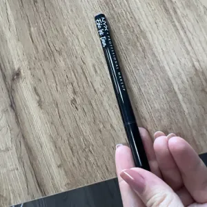 Poza reala Contur Ochi Nyx Professional Makeup Epic Ink Waterproof Liner Graham Cracker