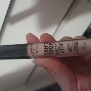 Poza reala Corector NYX Professional Makeup Can`t Stop Won`t Stop Contour Concealer Natural