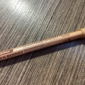 Poza reala Creion Buze Boys`n Berries Nudelicious Lip Pencil Eclair