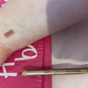 Poza reala Creion Buze Boys`n Berries Nudelicious Lip Pencil Eclair