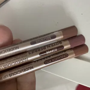 Poza reala Creion Buze Boys`n Berries Nudelicious Lip Pencil Eclair