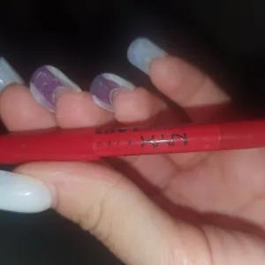 Poza reala Creion buze NYX Professional Makeup Line Loud Lip Pencil Total Baller