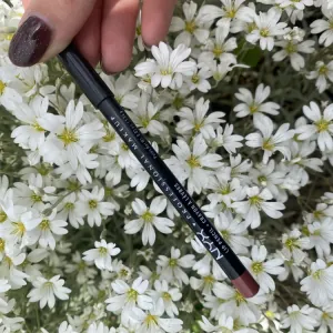 Poza reala Creion buze NYX Professional Makeup Slim Lip Pencil