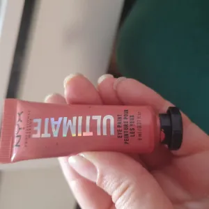 Poza reala Fard cremos NYX Professional Makeup Pride ULTIMATE Eye Paint