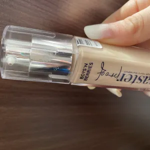 Poza reala Fond de ten Boys`n Berries MASTERPROOF 12h Liquid Foundation Warm Nude