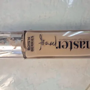 Poza reala Fond de ten Boys`n Berries MASTERPROOF 12h Liquid Foundation Warm Nude