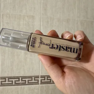 Poza reala Fond de ten Boys`n Berries MASTERPROOF 12h Liquid Foundation Warm Nude