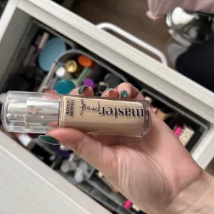 Poza reala Fond de ten Boys`n Berries MASTERPROOF 12h Liquid Foundation Warm Nude
