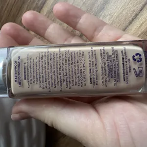 Poza reala Fond de ten Boys`n Berries MASTERPROOF 12h Liquid Foundation Warm Nude