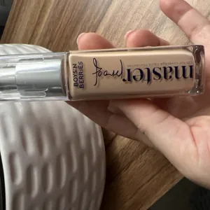 Poza reala Fond de ten Boys`n Berries MASTERPROOF 12h Liquid Foundation Warm Nude