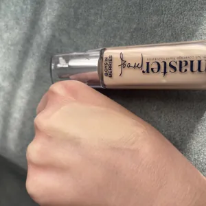 Poza reala Fond de ten Boys`n Berries MASTERPROOF 12h Liquid Foundation Warm Nude
