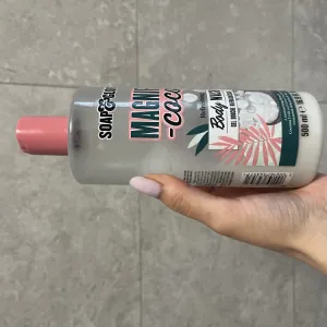 Poza reala Gel de Dus Soap & Glory Magnificoco Coconut Body Wash