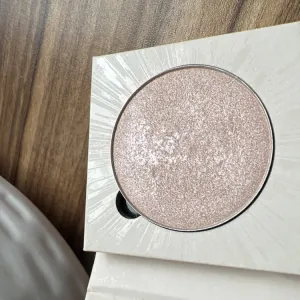 Poza reala Iluminator Boys`n Berries Stroberry Light Reflecting Highlighter