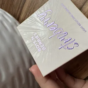 Poza reala Iluminator Boys`n Berries Stroberry Light Reflecting Highlighter