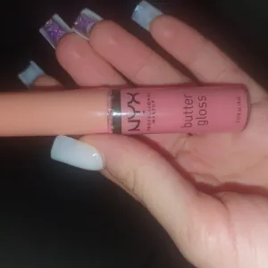 Poza reala Luciu buze NYX Professional Makeup Butter Gloss Brownie Drip