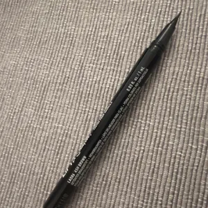 Poza reala Marker pentru sprancene NYX Professional Makeup Lift N Snatch Brow Tint Pen