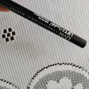 Poza reala Marker pentru sprancene NYX Professional Makeup Lift N Snatch Brow Tint Pen