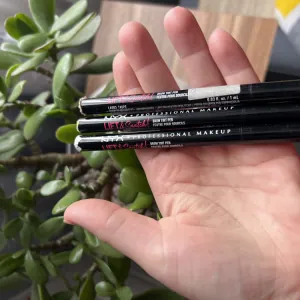 Poza reala Marker pentru sprancene NYX Professional Makeup Lift N Snatch Brow Tint Pen