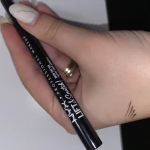 Poza reala Marker pentru sprancene NYX Professional Makeup Lift N Snatch Brow Tint Pen