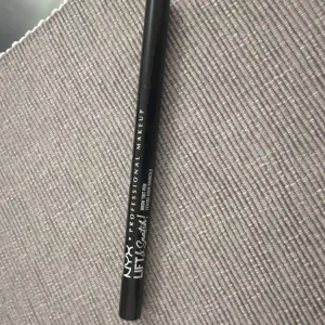 Poza reala Marker pentru sprancene NYX Professional Makeup Lift N Snatch Brow Tint Pen