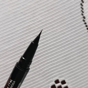 Poza reala Marker pentru sprancene NYX Professional Makeup Lift N Snatch Brow Tint Pen