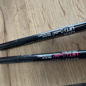 Poza reala Marker pentru sprancene NYX Professional Makeup Lift N Snatch Brow Tint Pen