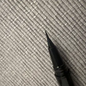 Poza reala Marker pentru sprancene NYX Professional Makeup Lift N Snatch Brow Tint Pen
