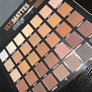 Poza reala Paleta de Farduri BPerfect Ultimattes Shadow Palette
