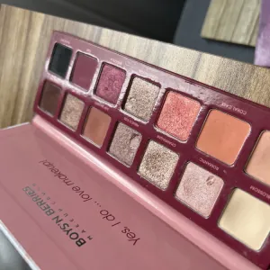 Poza reala Paleta farduri Boys`n Berries 14K Pro Eyeshadow Palette Save The Date