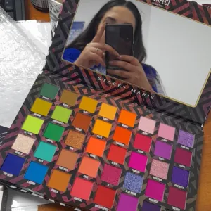 Poza reala Paleta de Farduri BPerfect X Stacey Marie Carnival III Love Tahiti Palette