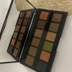 Poza reala Paleta farduri Sleek MakeUP I-divine Grounded
