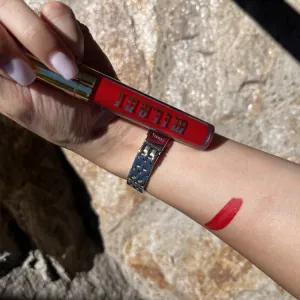 Poza reala Ruj Lichid Milani Stay Put Longwear Lipstick Glow Up