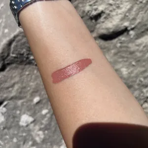 Poza reala Ruj Lichid Milani Stay Put Longwear Lipstick Glow Up