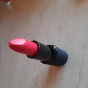 Poza reala Ruj Sleek MakeUP True Color Lipstick Coral Reef
