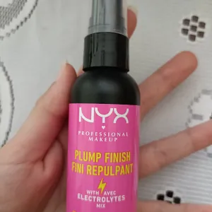 Poza reala Spray fixare NYX Professional Makeup Plump Finish