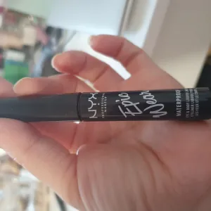 Poza reala Tus lichid NYX Professional Makeup Epic Wear Liquid Liner Brown
