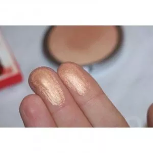 Iluminator theBalm Bonnie - Lou Manizer
