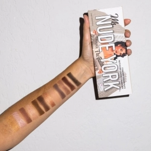 Paleta de farduri theBalm Miss Nude York Eyeshadow Palette