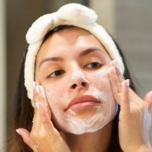 Spuma de curatare theBalm To The Rescue Moringa Tree Foaming Face Cleanser