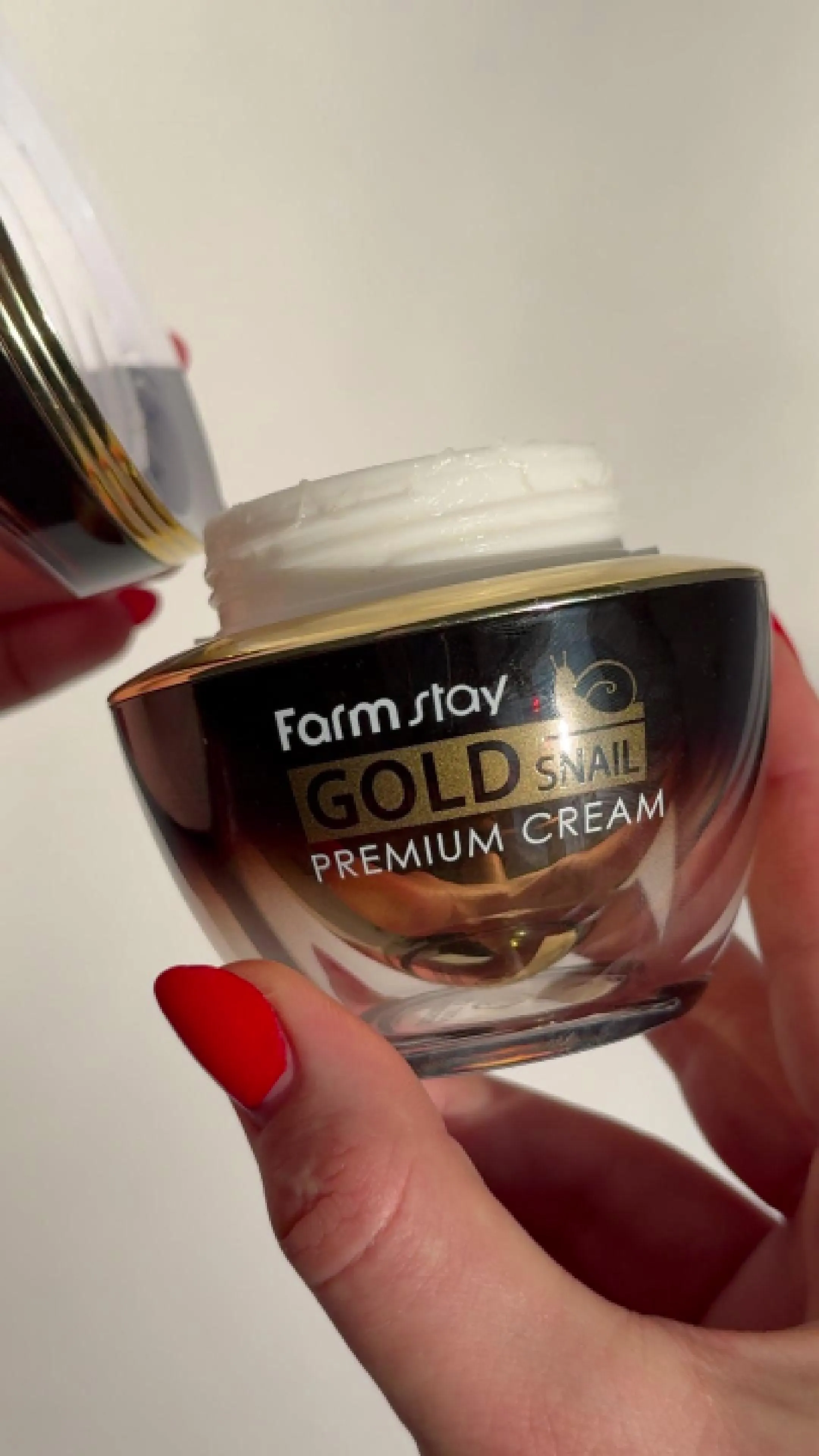 Videoclip Crema Hranitoare Farmstay Gold Snail Premium Cream