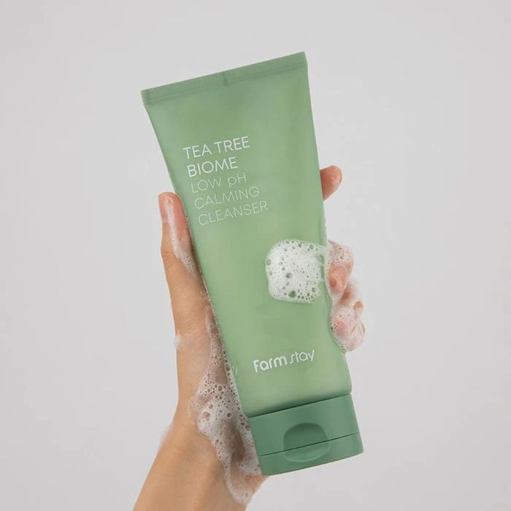 Spuma pentru Curatarea Fetei cu Arbore de Ceai Farmstay Biome pH Calming Cleanser